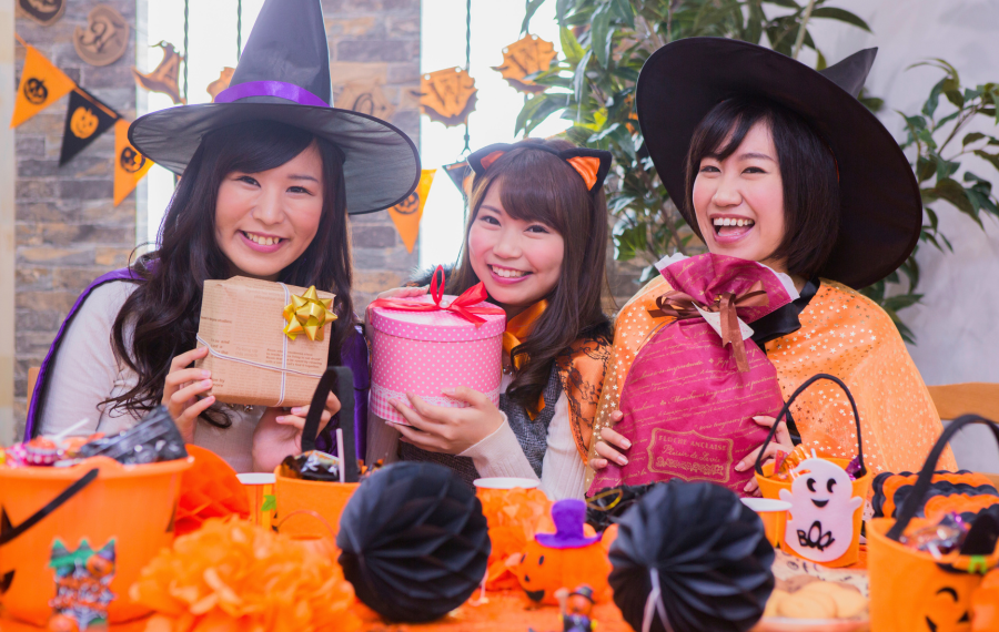 Hosting a Halloween Party Without Accumulating Credit Card Debt