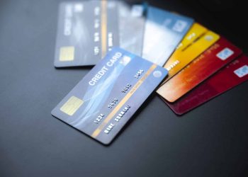 Personal Lines of Credit vs Credit Cards: Which is Right for You?