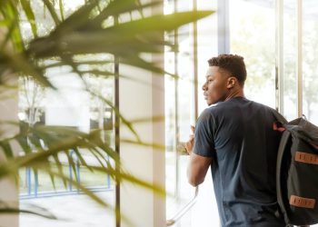 Financial aid guide for university and college students in Canada