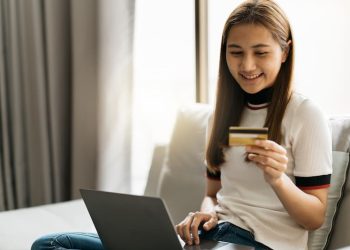 Should First Year Students Get a Credit Card? Pros, Cons, and Tips