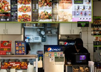 Restaurant visits drop as Canadians tighten wallets